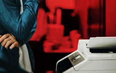 Człowiek naprawia drukarkę laserową