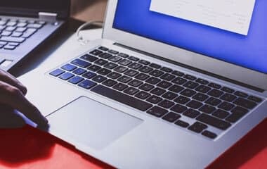 Serwisant instaluje system na laptopie