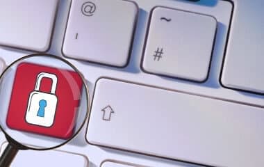 Kłódka na klwaiaturze symbolizująca bezpieczeństwo danych