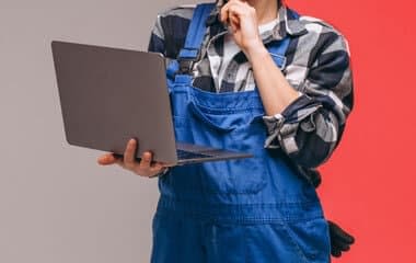 Serwisant wykonuje usługi komputerowe